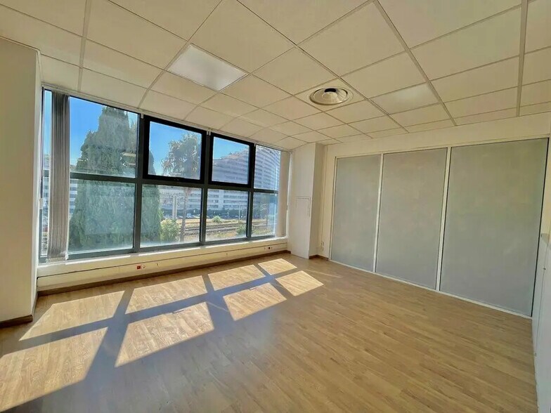 Bureau dans Villeneuve-Loubet à louer - Photo de l’immeuble – Image 2 sur 5