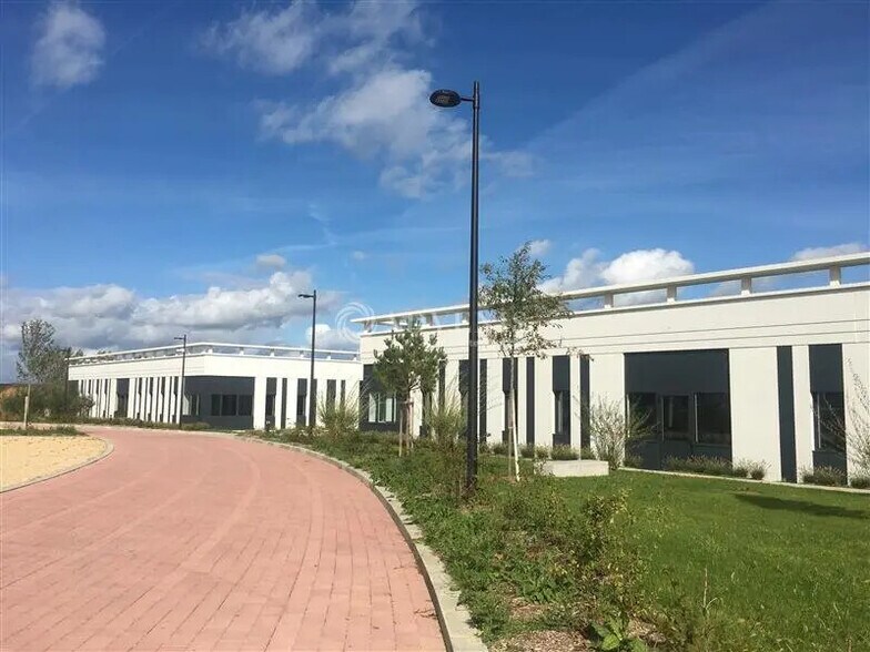 Bureau dans Élancourt à louer - Photo de l’immeuble – Image 1 sur 5