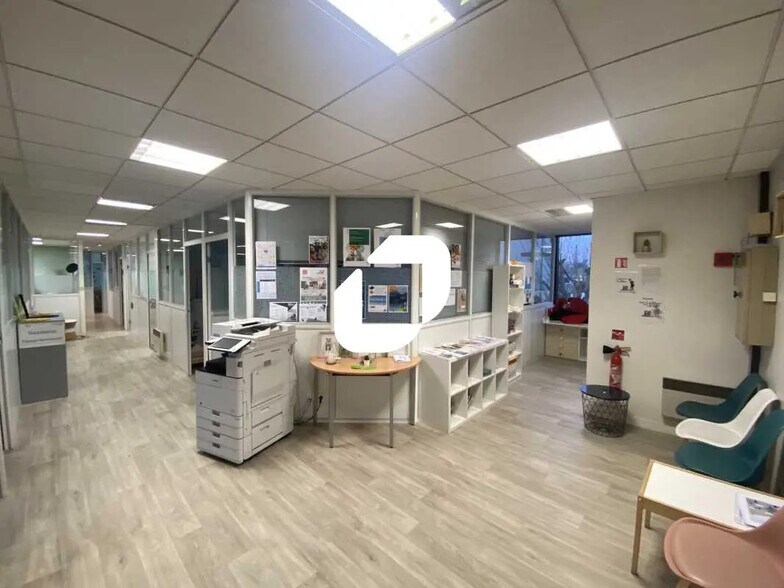 Bureau dans Osny à louer - Photo de l’immeuble – Image 1 sur 10