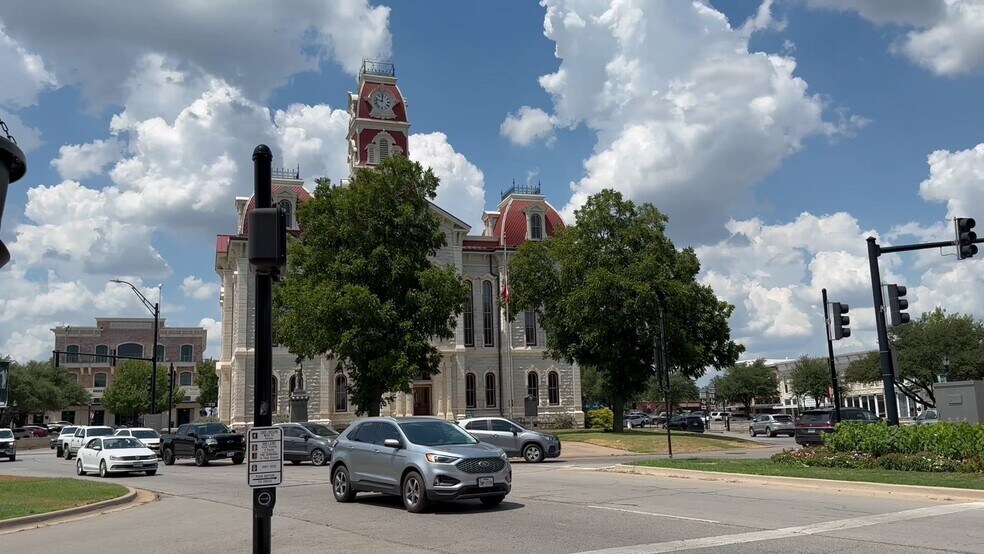 101 College Ave, Weatherford, TX à vendre - Vidéo sur l’annonce professionnelle – Image 3 sur 13