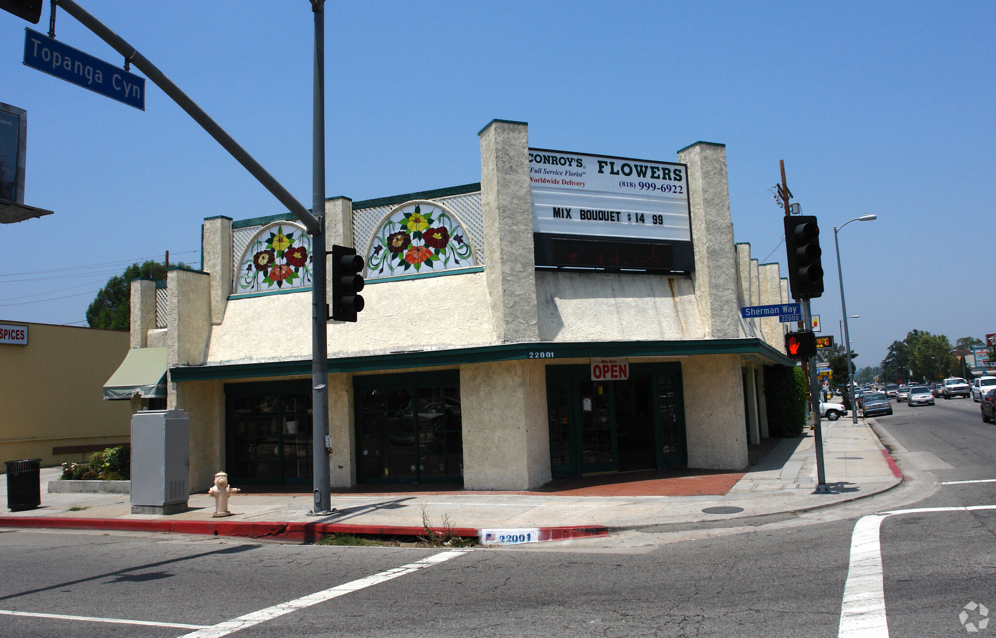 22001 Sherman Way, Canoga Park, CA à louer Photo de l’immeuble– Image 1 sur 10