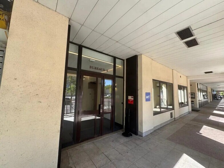 Bureau dans Versailles à louer - Hall d’entrée – Image 2 sur 18