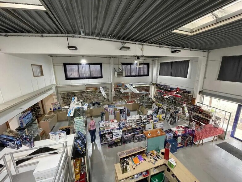 Local d'activités dans Eslettes à vendre - Photo de l’immeuble – Image 3 sur 11