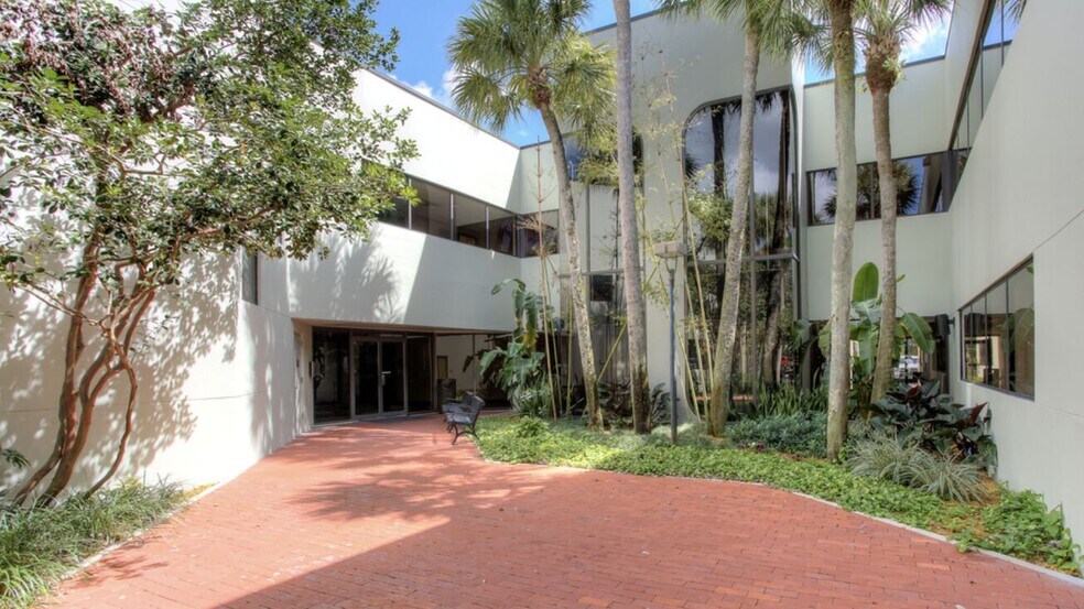 14645 NW 77th Ave, Miami Lakes, FL à louer - Photo de l’immeuble – Image 3 sur 11