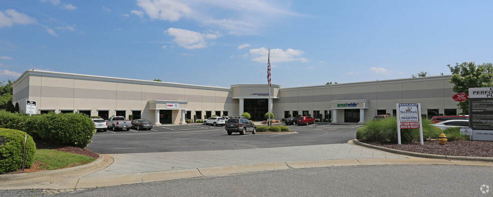 179 Gasoline Aly, Mooresville, NC à louer - Photo de l’immeuble – Image 1 sur 5