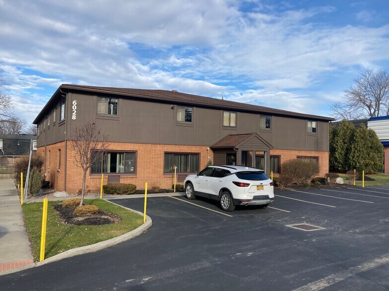 6028 Sheridan Dr, Williamsville, NY à vendre - Photo principale – Image 1 sur 19