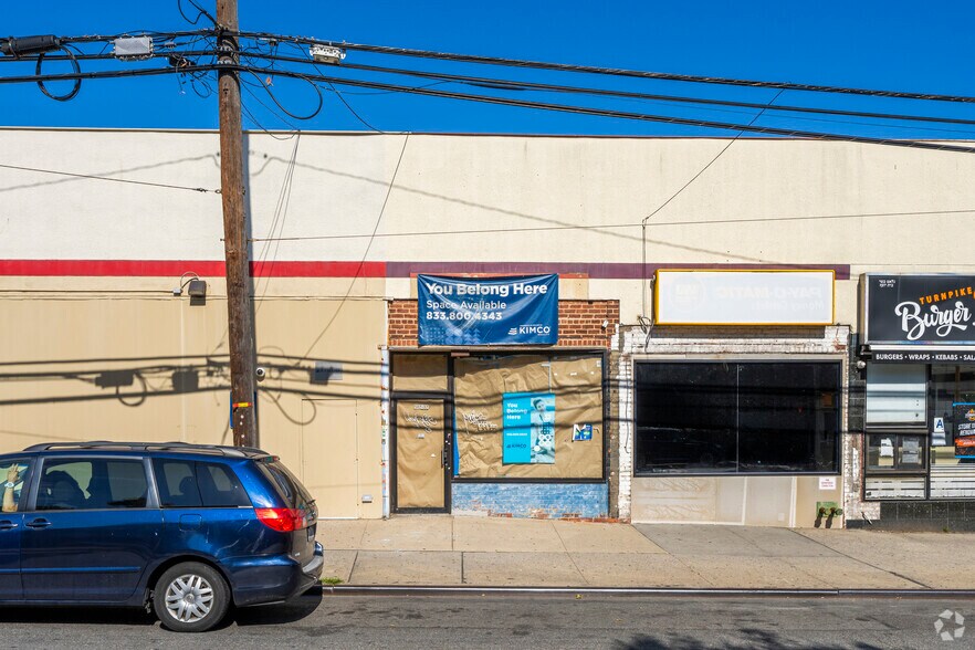 147-29-147-41 Union Tpke, Kew Gardens Hills, NY à louer - Photo principale – Image 1 sur 4
