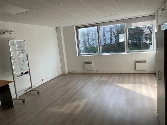 Bureau dans Pantin à louer - Photo de l’immeuble – Image 1 sur 6
