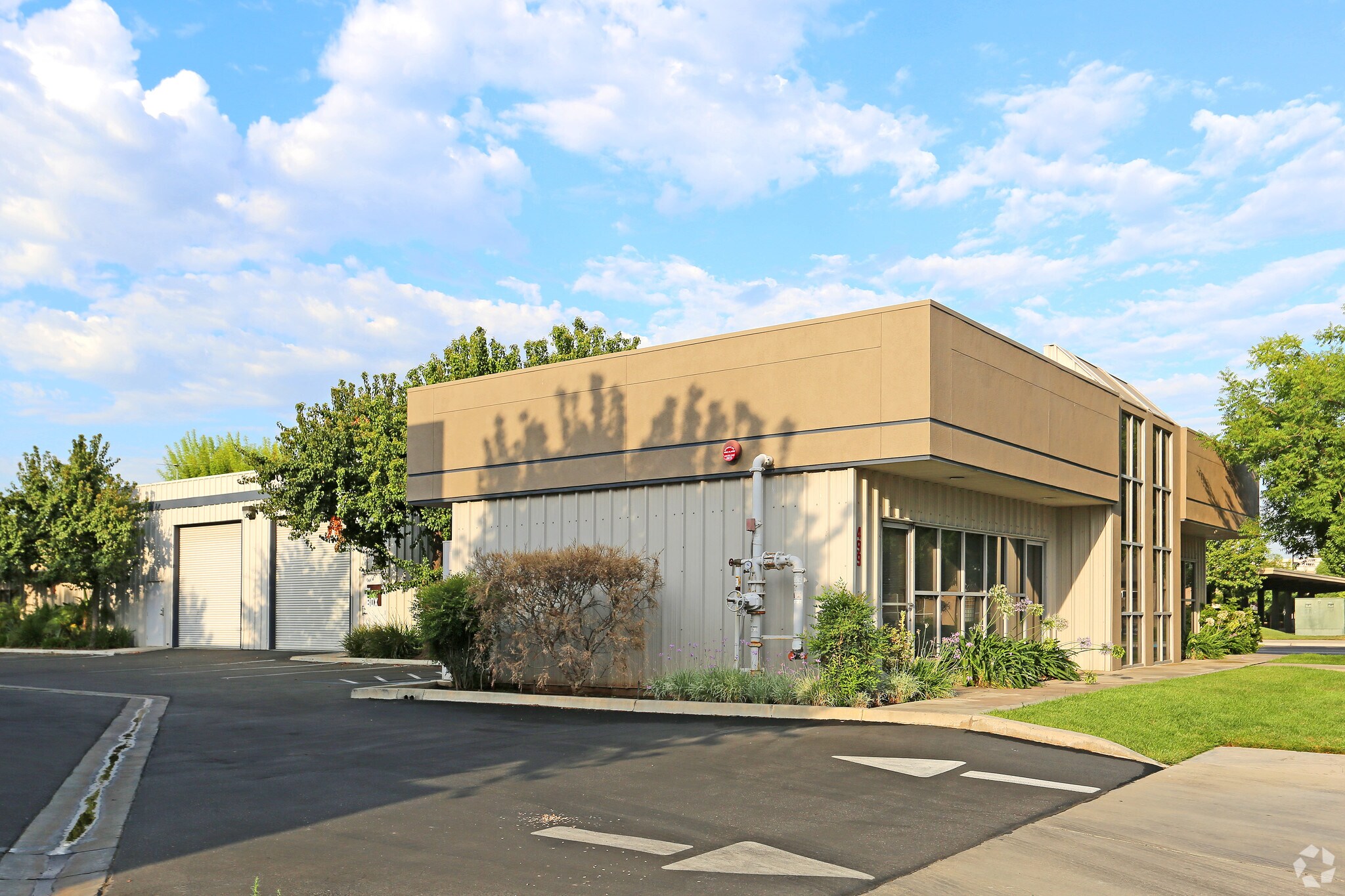499 W Bedford, Fresno, CA à louer Photo principale– Image 1 sur 4