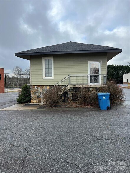 1 S Main St, Granite Falls, NC à vendre - Photo de l’immeuble – Image 2 sur 3