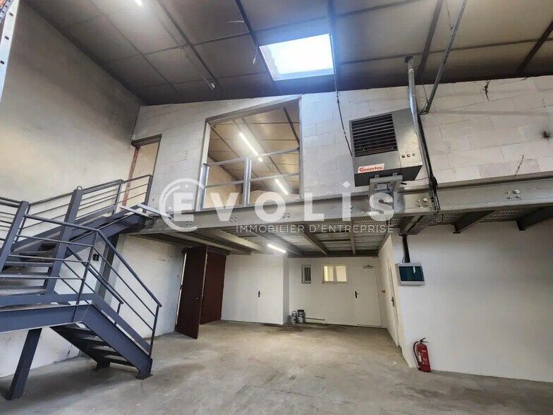 Bureau dans Bourgoin-Jallieu à louer - Photo de l’immeuble – Image 3 sur 21