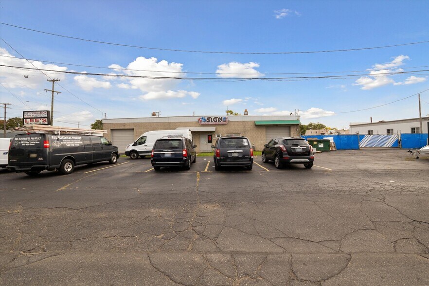 2074-2088 E 10 Mile Rd portefeuille de 4 biens à vendre sur LoopNet.fr - Photo de l’immeuble – Image 2 sur 18