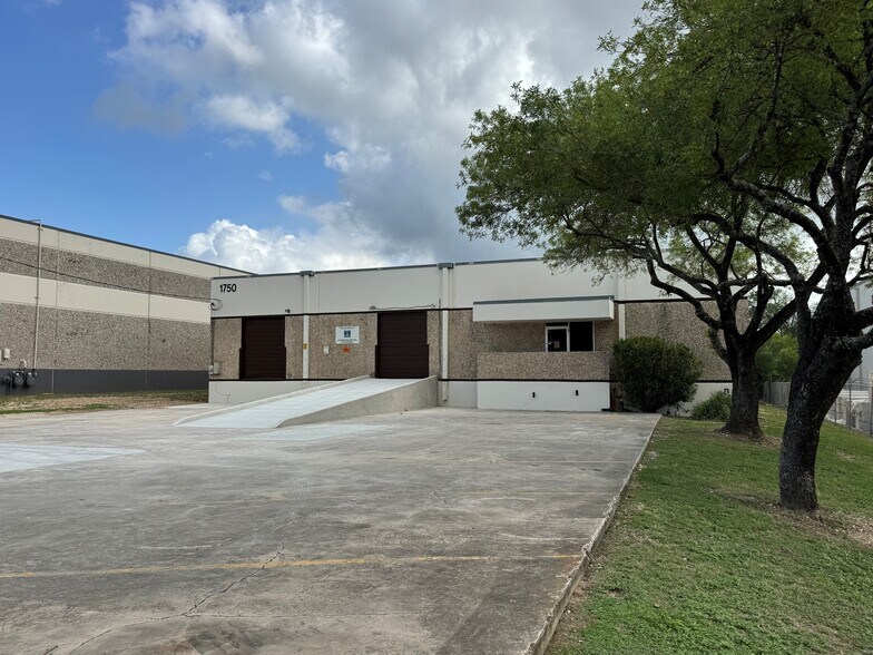1750 Shipman Dr, San Antonio, TX à louer - Photo de l’immeuble – Image 2 sur 6