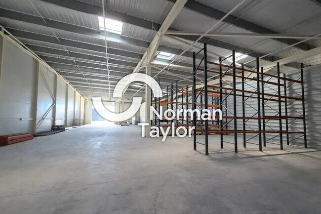 Plus de détails pour Local d'activités à louer