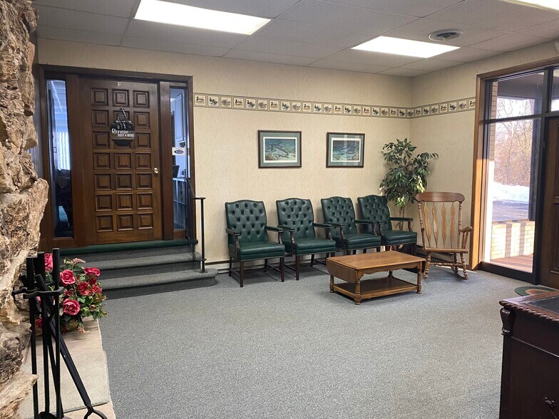19323 E Route 20, Marengo, IL à louer - Hall d’entrée – Image 3 sur 7