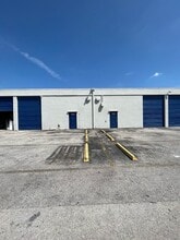 15900-15998 NW 48th Ave, Miami Gardens, FL à louer Photo de l’immeuble– Image 2 sur 2