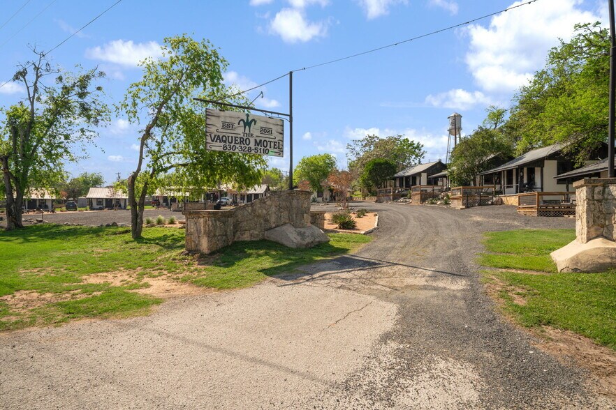 1103 Maple St, Bandera, TX à vendre - Photo de l’immeuble – Image 2 sur 19