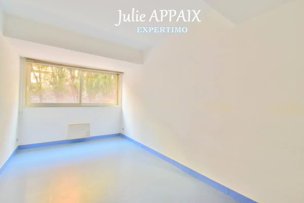 Local d'activités dans Saint-Raphaël à vendre Photo de l’immeuble– Image 1 sur 6