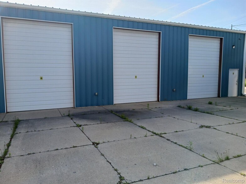 15921 W 8 Mile Rd, Detroit, MI à vendre - Photo de l’immeuble – Image 2 sur 24