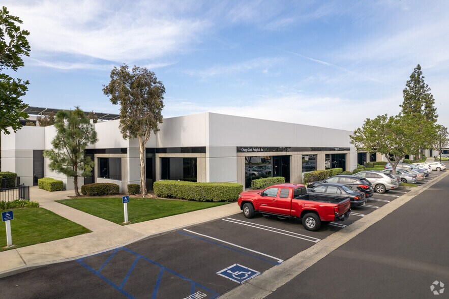 3002 Dow Ave, Tustin, CA à louer - Photo de l’immeuble – Image 1 sur 18