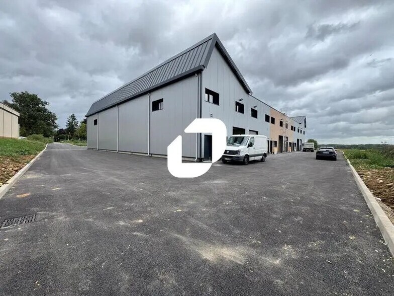 Local d'activités dans Hérouville-en-Vexin à vendre - Photo de l’immeuble – Image 3 sur 24