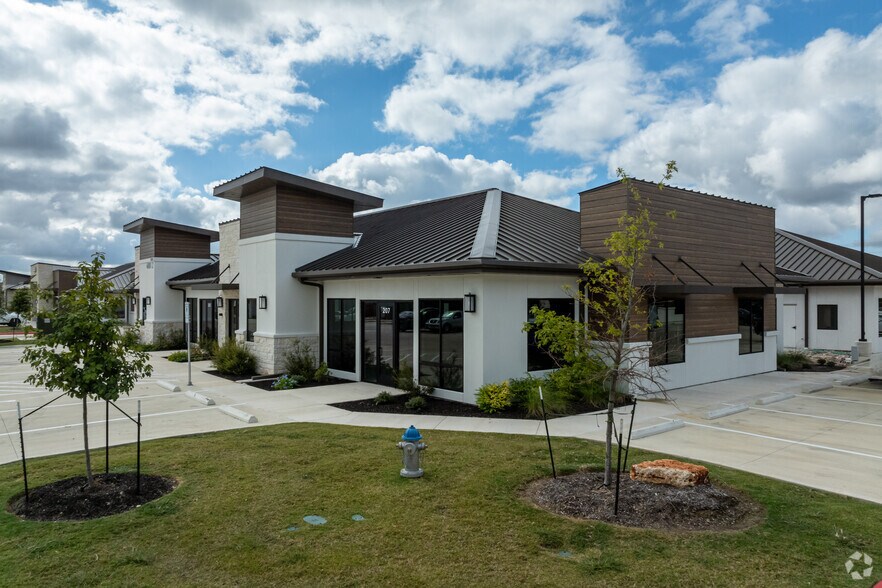 4881 Williams Dr, Georgetown, TX à vendre - Photo de l’immeuble – Image 3 sur 25