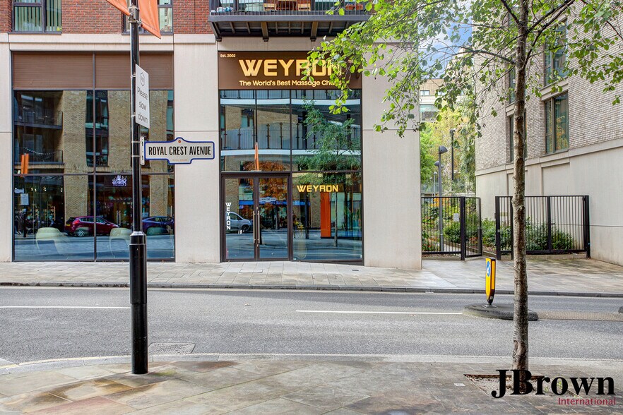 8 Royal Crest Av, Londres à louer - Photo de l’immeuble – Image 1 sur 12