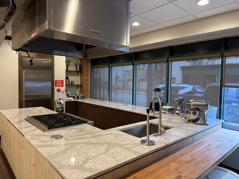 1016-1024 E Brady St, Milwaukee, WI à louer - Photo de l’immeuble – Image 3 sur 8