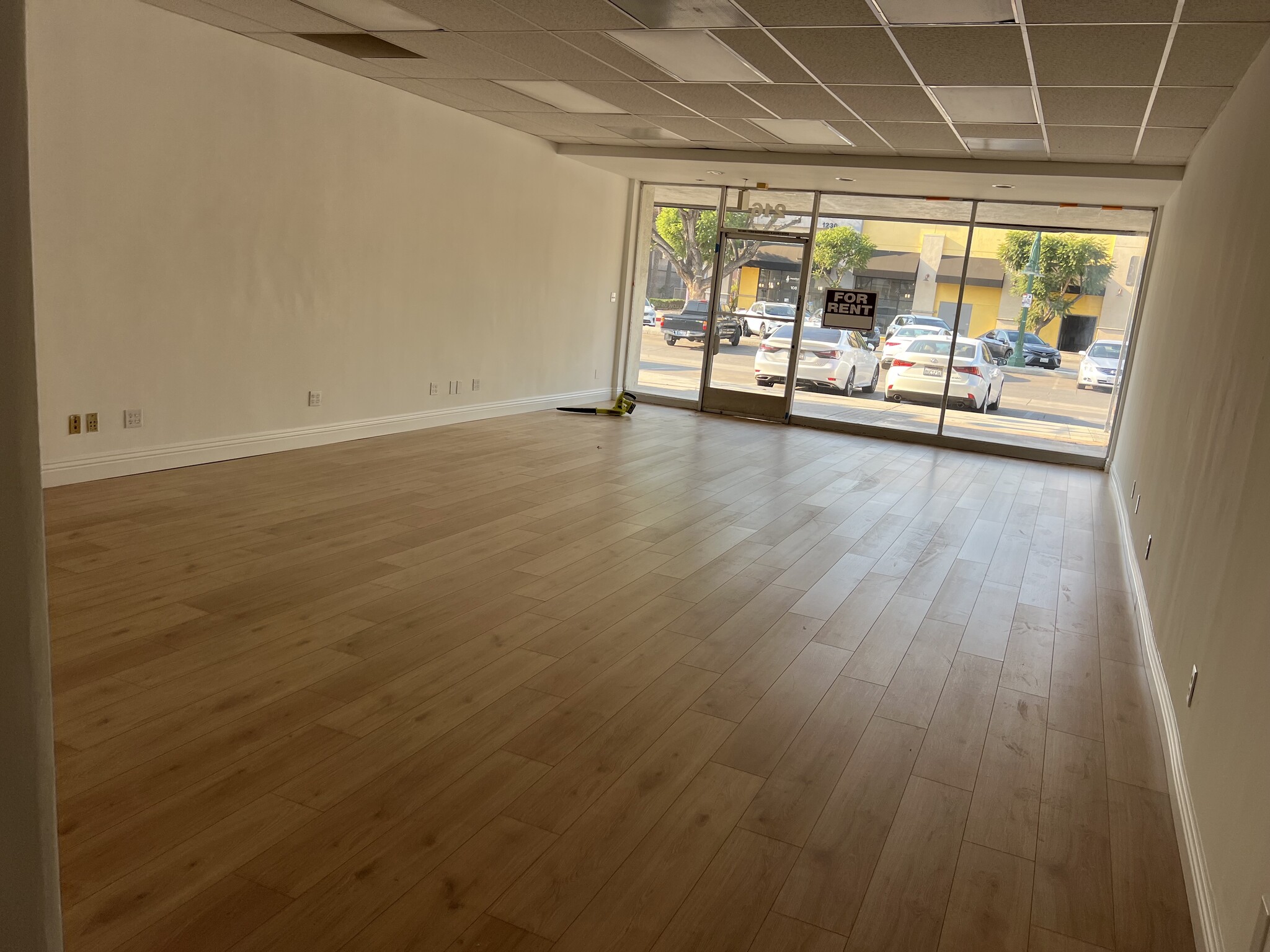 212-218 S Glendora Ave, West Covina, CA à louer Photo de l’immeuble– Image 1 sur 3