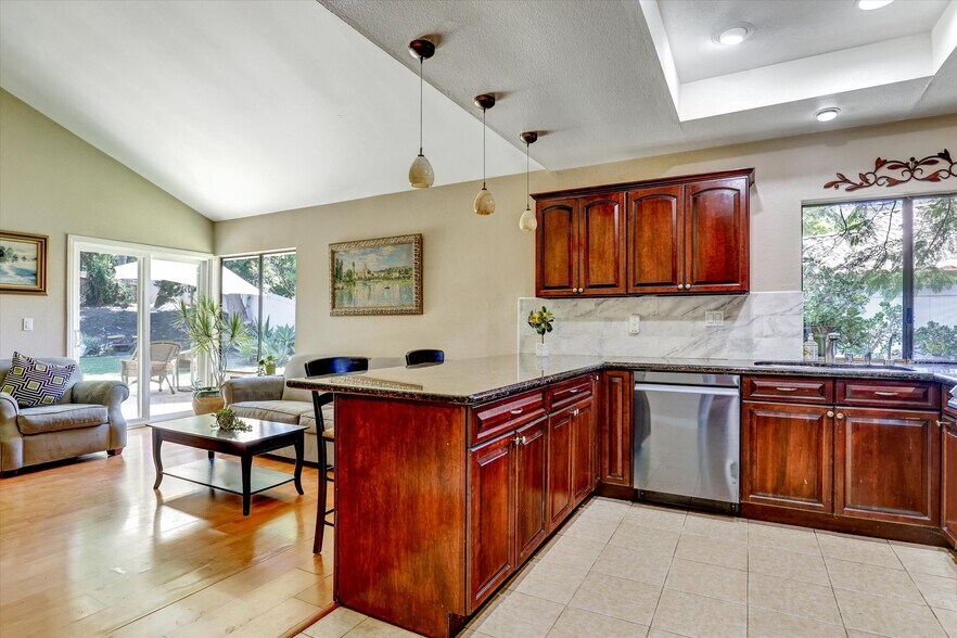 175 S Woodlawn Dr, Orange, CA à vendre - Photo de l’immeuble – Image 3 sur 12