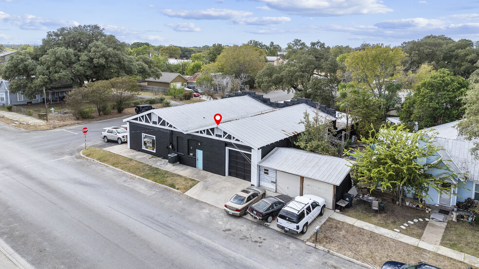321 E Fannin St, Luling, TX à louer - Photo de l’immeuble – Image 3 sur 27