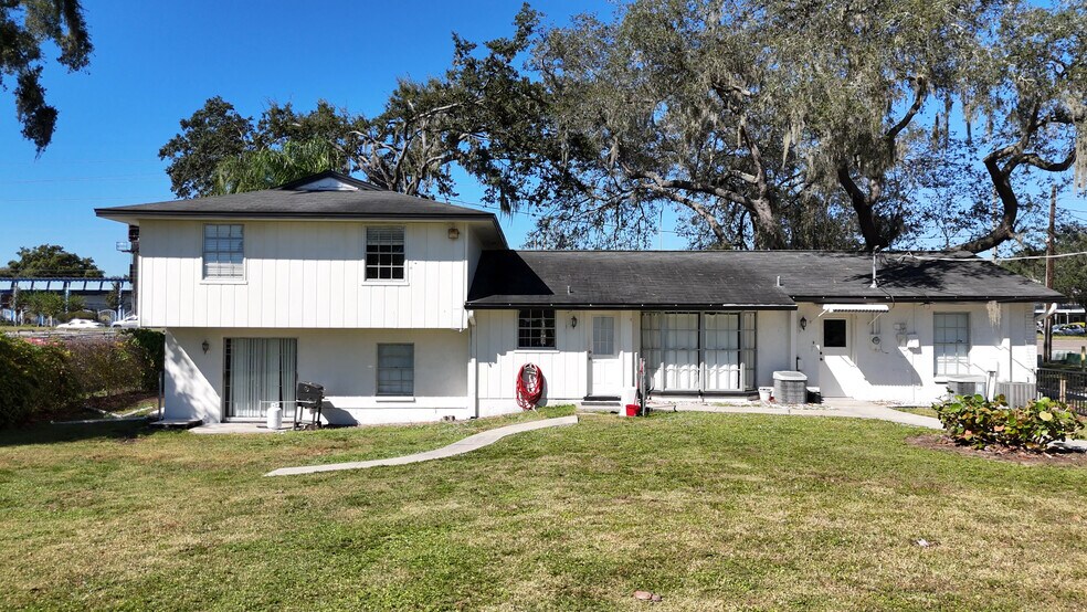 855 E Brandon Blvd, Brandon, FL à louer - Photo de l’immeuble – Image 2 sur 31