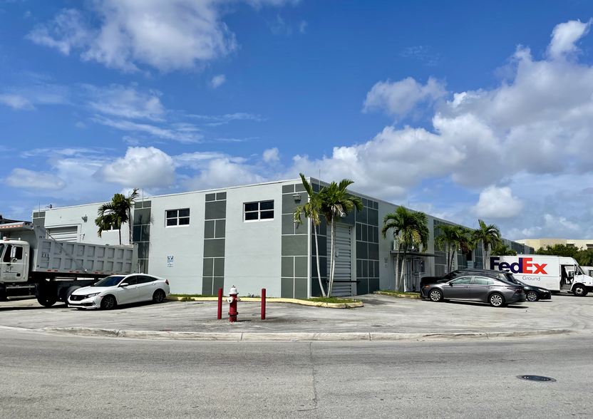 7800-7840 W 2nd Ct, Hialeah, FL à louer - Photo de l’immeuble – Image 2 sur 8