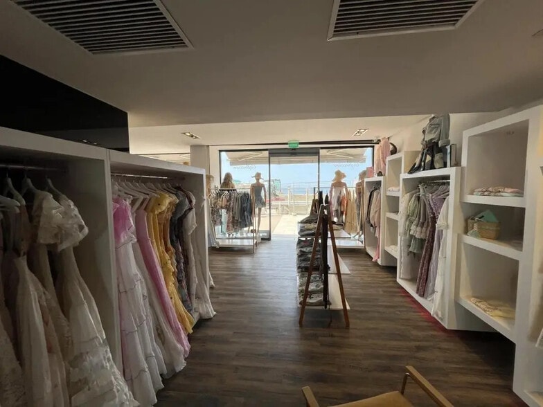 Local commercial dans JUAN-LES-PINS à louer - Photo de l’immeuble – Image 3 sur 4