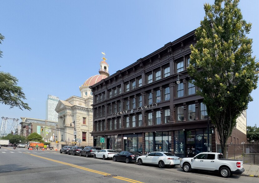 185 Broadway, Brooklyn, NY à louer - Photo de l’immeuble – Image 2 sur 2