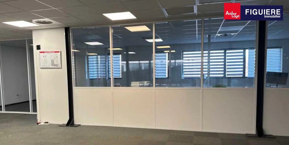 Bureau dans Bouc-Bel-Air à louer - Photo de l’immeuble – Image 3 sur 5