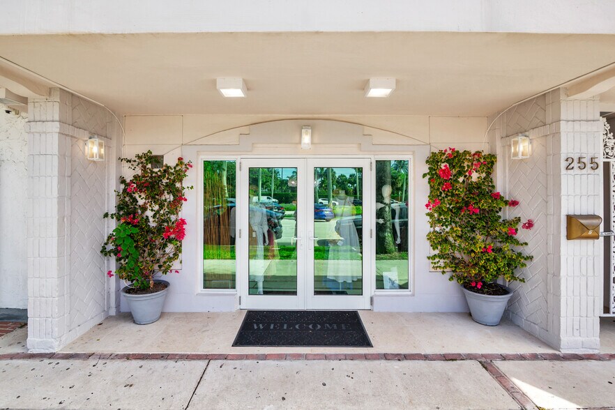 255 Royal Poinciana Way, Palm Beach, FL à louer - Photo de l’immeuble – Image 3 sur 20