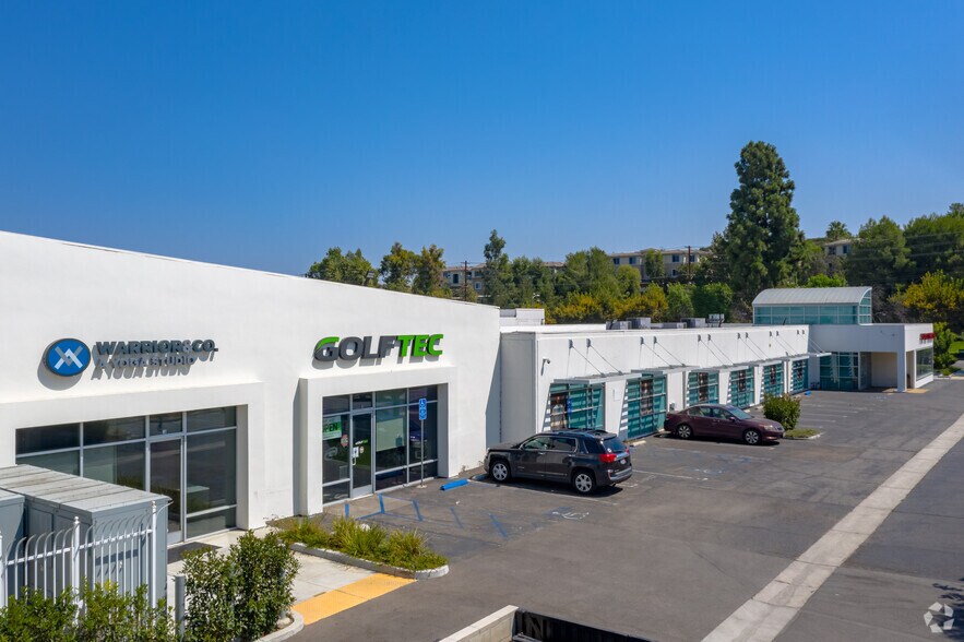 21015 Oxnard St, Woodland Hills, CA à louer - Photo de l’immeuble – Image 2 sur 5