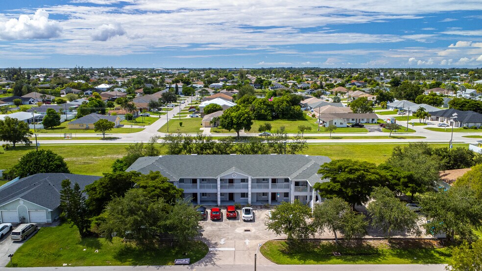 1328 SE 8th Ave, Cape Coral, FL à vendre - Photo de l’immeuble – Image 3 sur 33