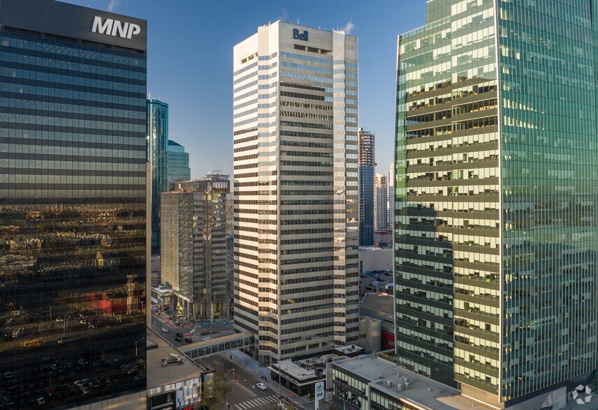 10104 103rd Ave NW, Edmonton, AB à louer - Photo de l’immeuble – Image 2 sur 5
