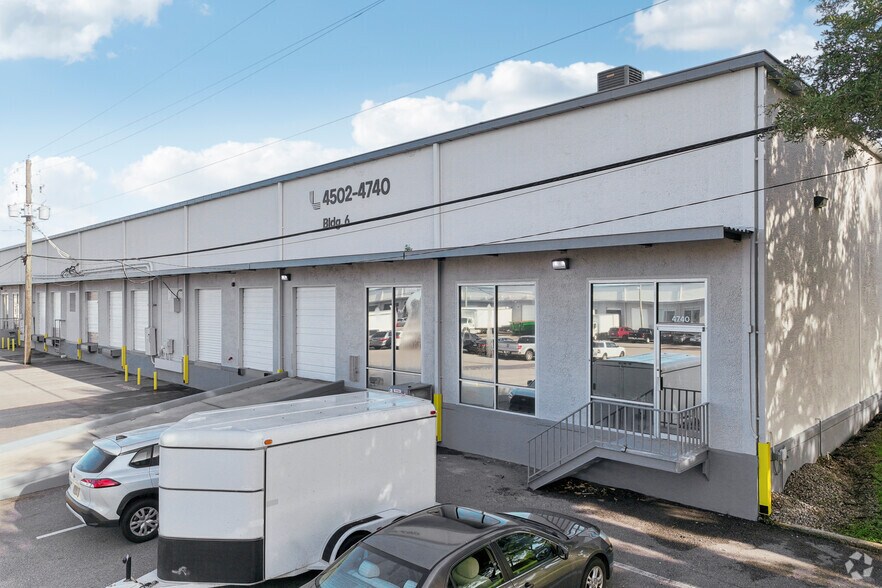 4502-4740 Transport Dr, Tampa, FL à louer - Photo de l’immeuble – Image 3 sur 14