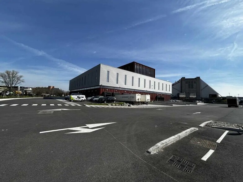 Local d’activités dans Lyon à louer - Photo de l’immeuble – Image 3 sur 42