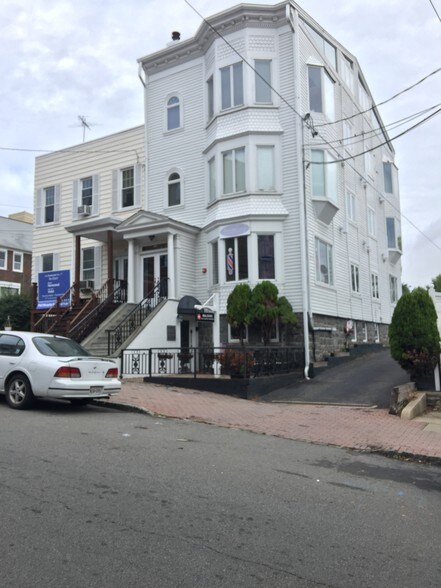 17 Hilliard Ave, Edgewater, NJ à louer - Photo principale – Image 1 sur 11