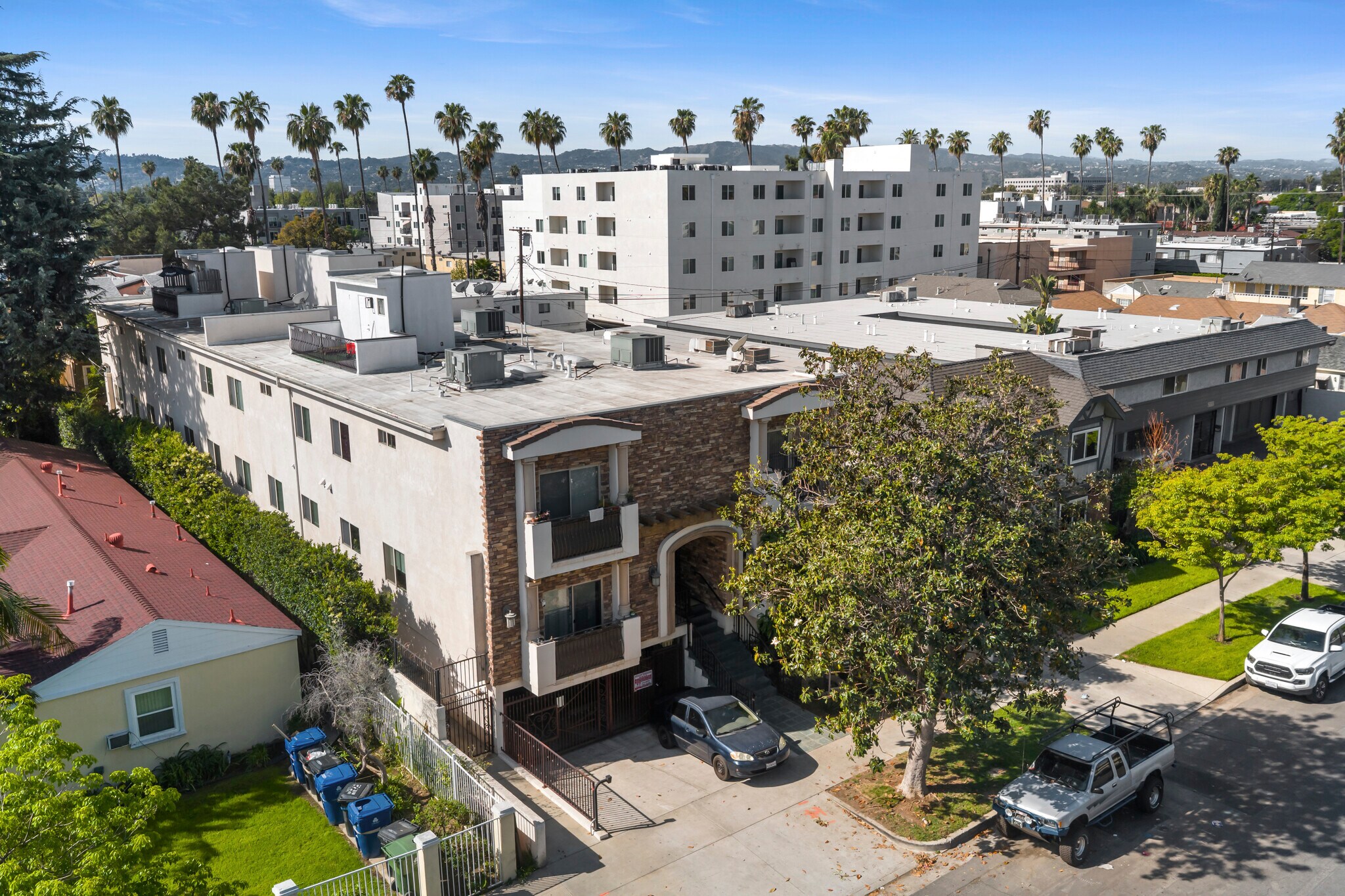 14764 Sylvan St, Van Nuys, CA à vendre Photo de l’immeuble– Image 1 sur 7