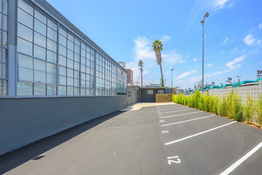 11751 Mississippi, Los Angeles, CA à louer - Photo de l’immeuble – Image 3 sur 4