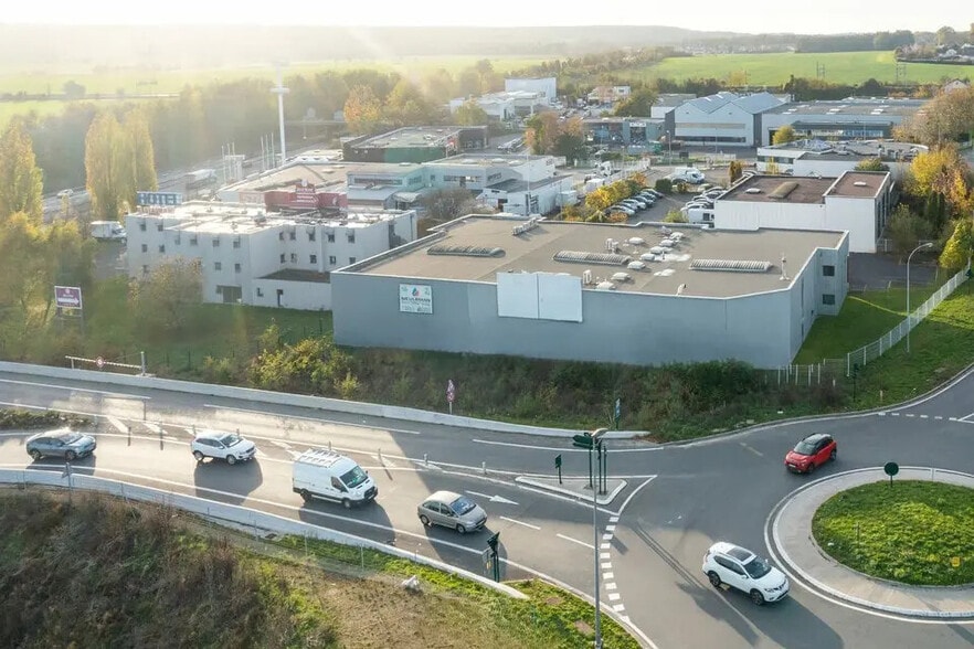 Local d’activités dans Baillet-en-France à louer - Photo de l’immeuble – Image 3 sur 3