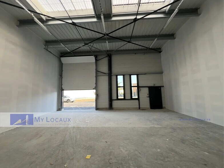 Industriel/Logistique dans Stains à louer - Photo de l’immeuble – Image 2 sur 8