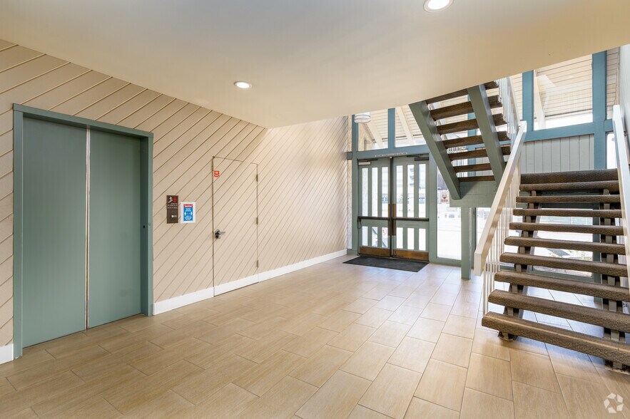 18425 Burbank Blvd, Tarzana, CA à louer - Photo intérieure – Image 2 sur 9