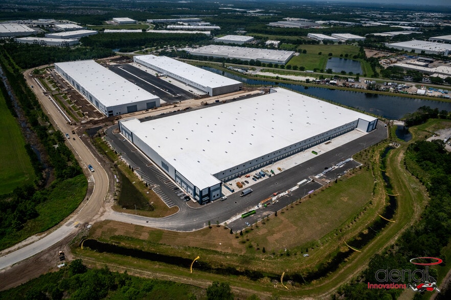 9876 Air Commerce Pky, Orlando, FL à louer - Photo de l’immeuble – Image 3 sur 8