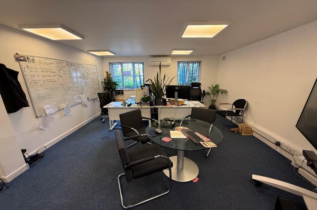 The Square, Sawbridgeworth, HRT CM21 9AE - Lot Suite 1 - - Photo intérieure - Image 2 of 3